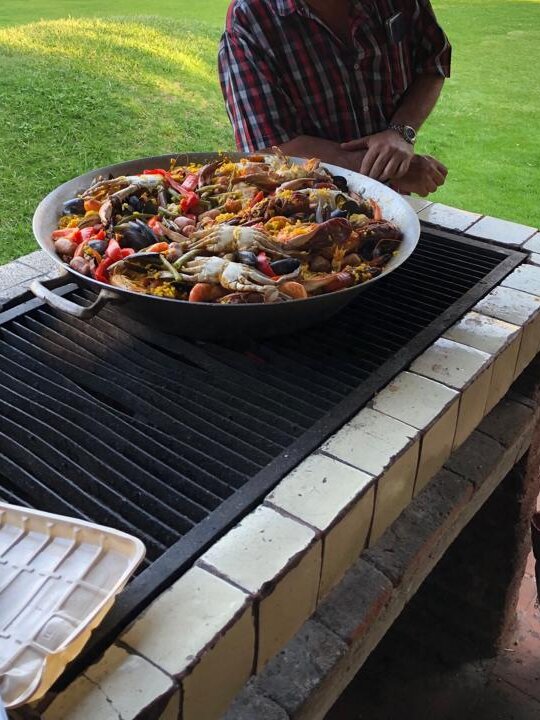 Paella preparada al aire libre